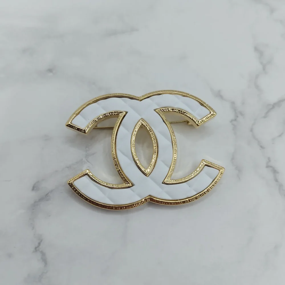 白色格紋雙C胸針