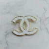 白色格紋雙C胸針