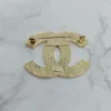白色格紋雙C胸針