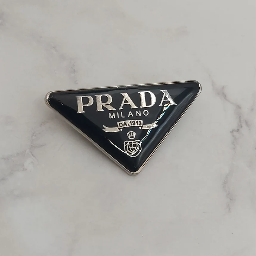 IMG_20240102_003859_577 PRADA三角盾胸針 可別在領帶