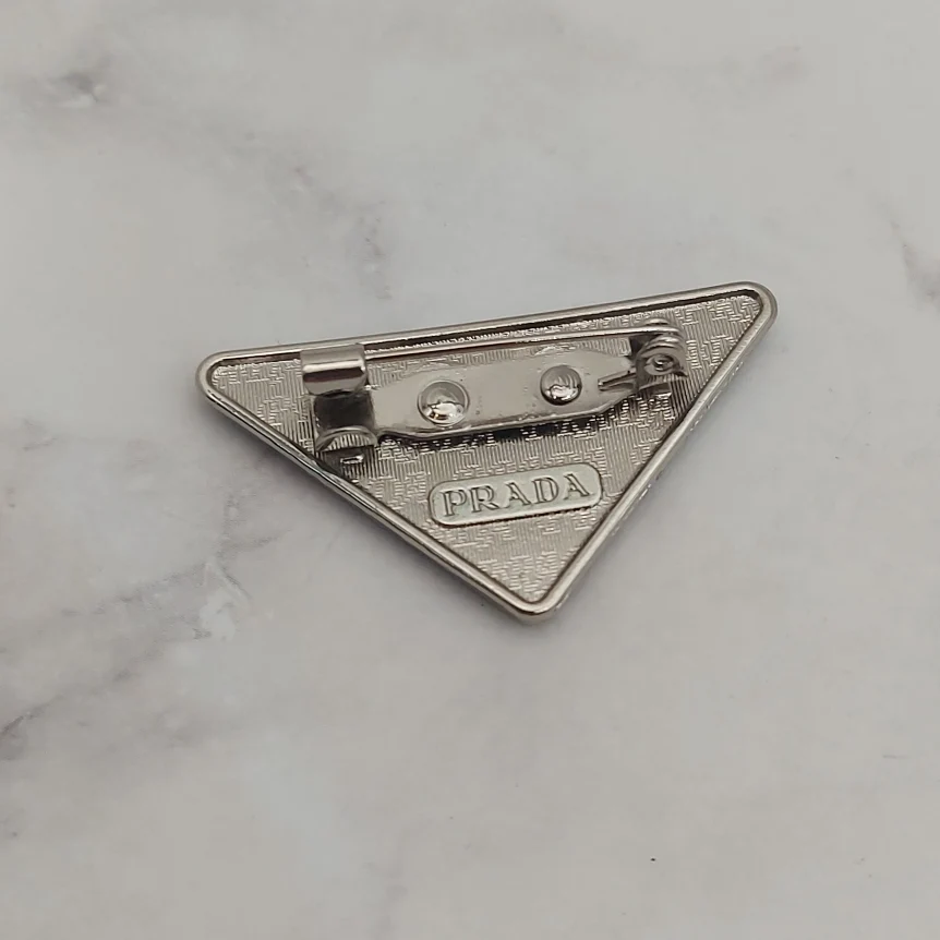 IMG_20240102_003859_646 PRADA三角盾胸針 可別在領帶