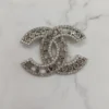 精緻銀色簍空珍珠LOGO