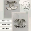 耀眼銀色LOGO字樣胸針
