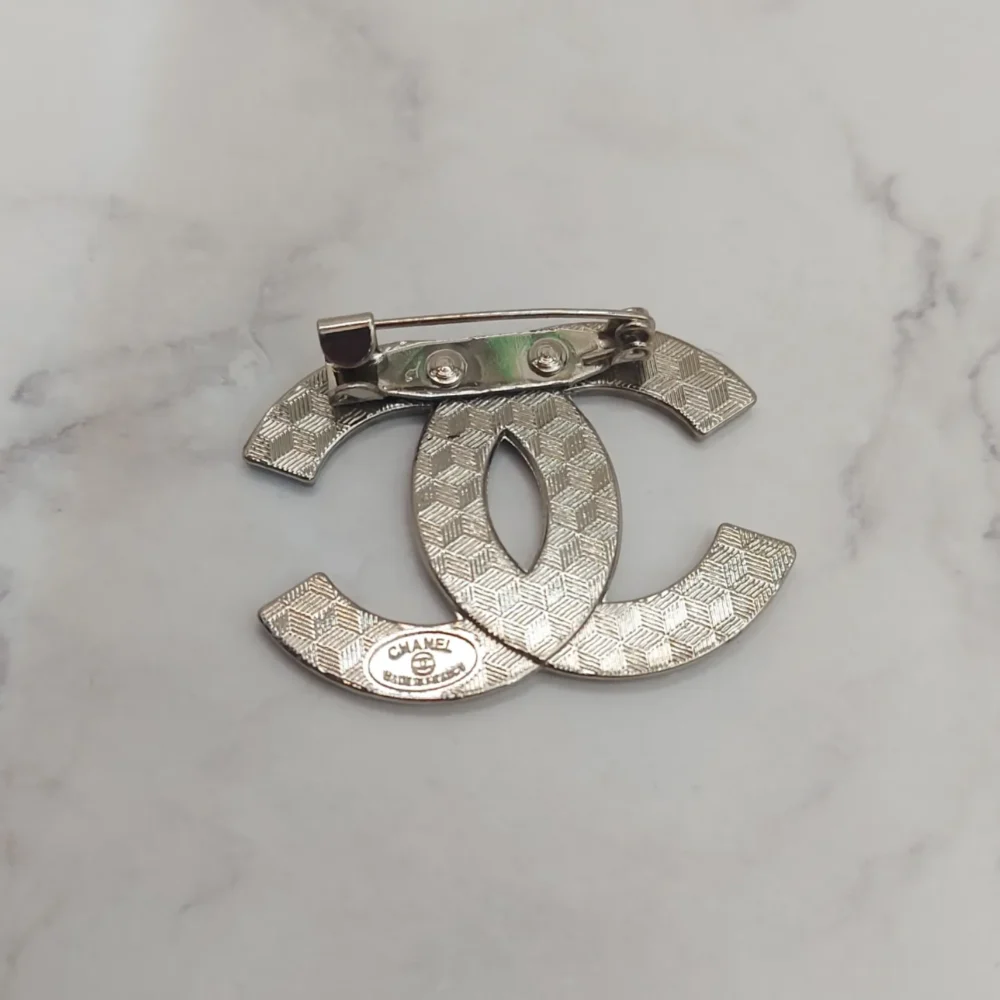 耀眼銀色LOGO字樣胸針