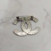 耀眼銀色LOGO字樣胸針