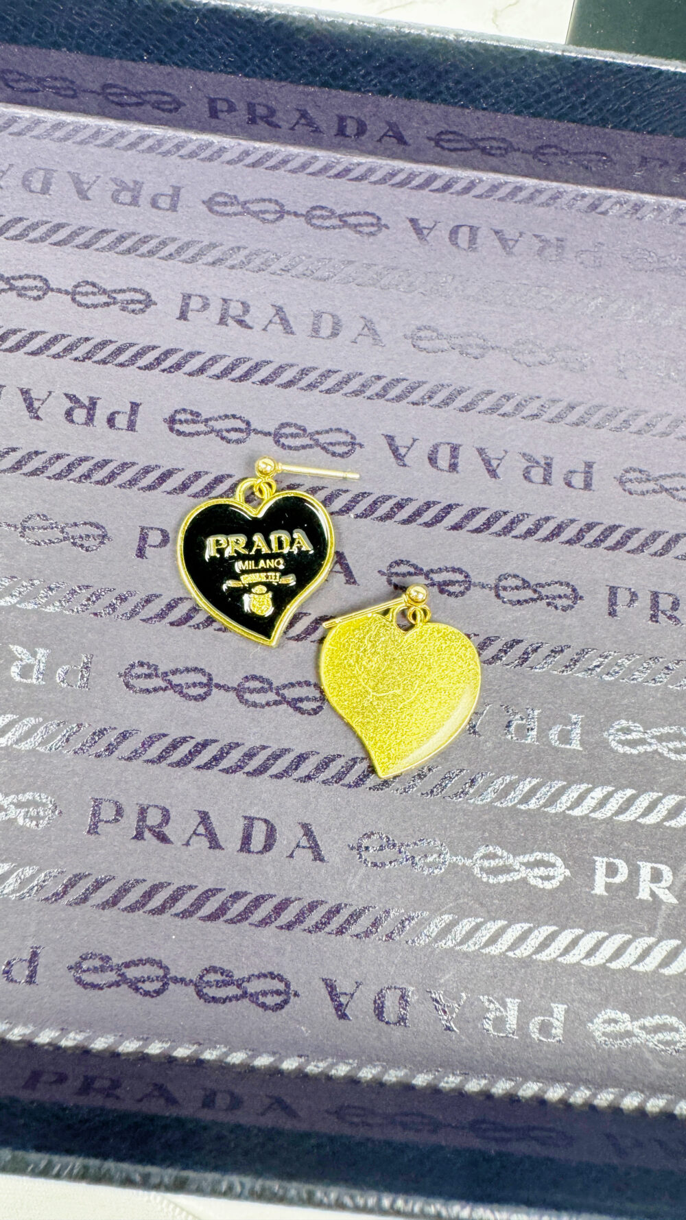 PRADA黑色小愛心