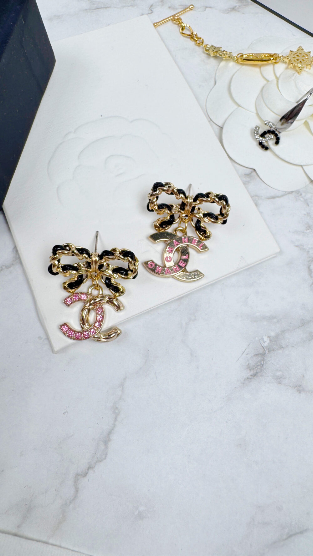 20251029_165226279_iOS 全館特價!!皮穿鍊蝴蝶結+不對稱粉色香扣