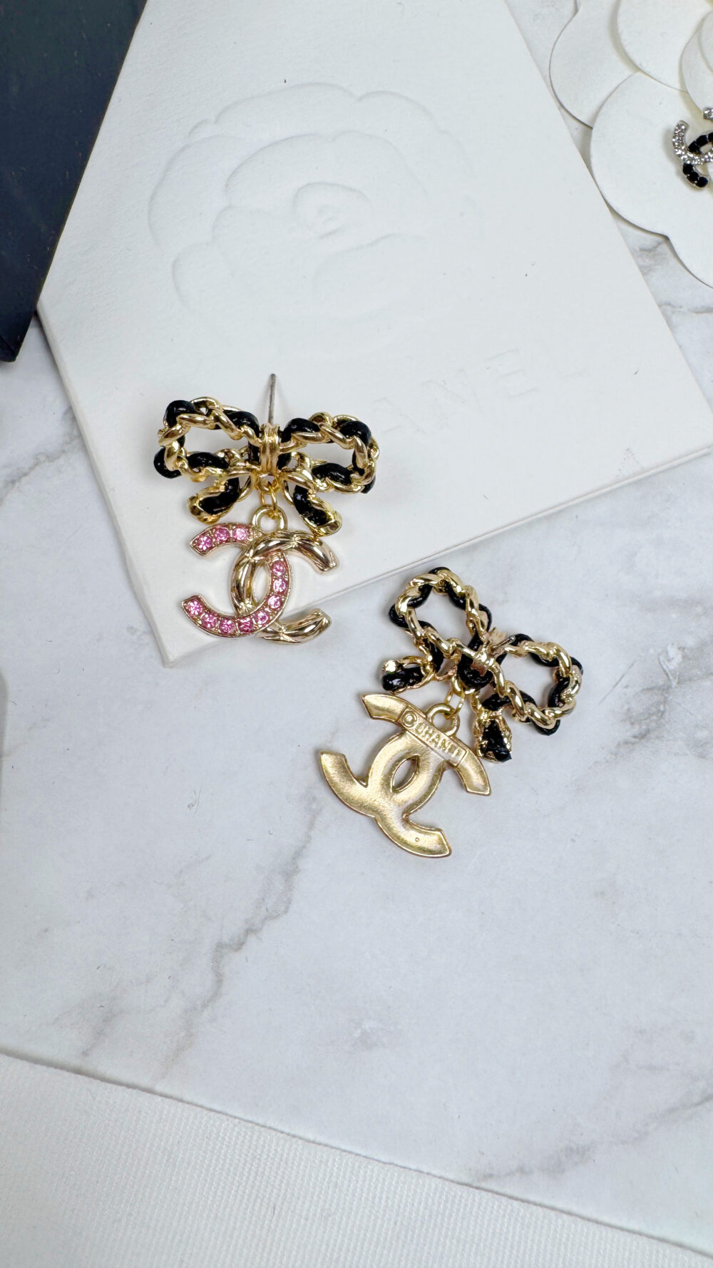 20251029_165226885_iOS 全館特價!!皮穿鍊蝴蝶結+不對稱粉色香扣