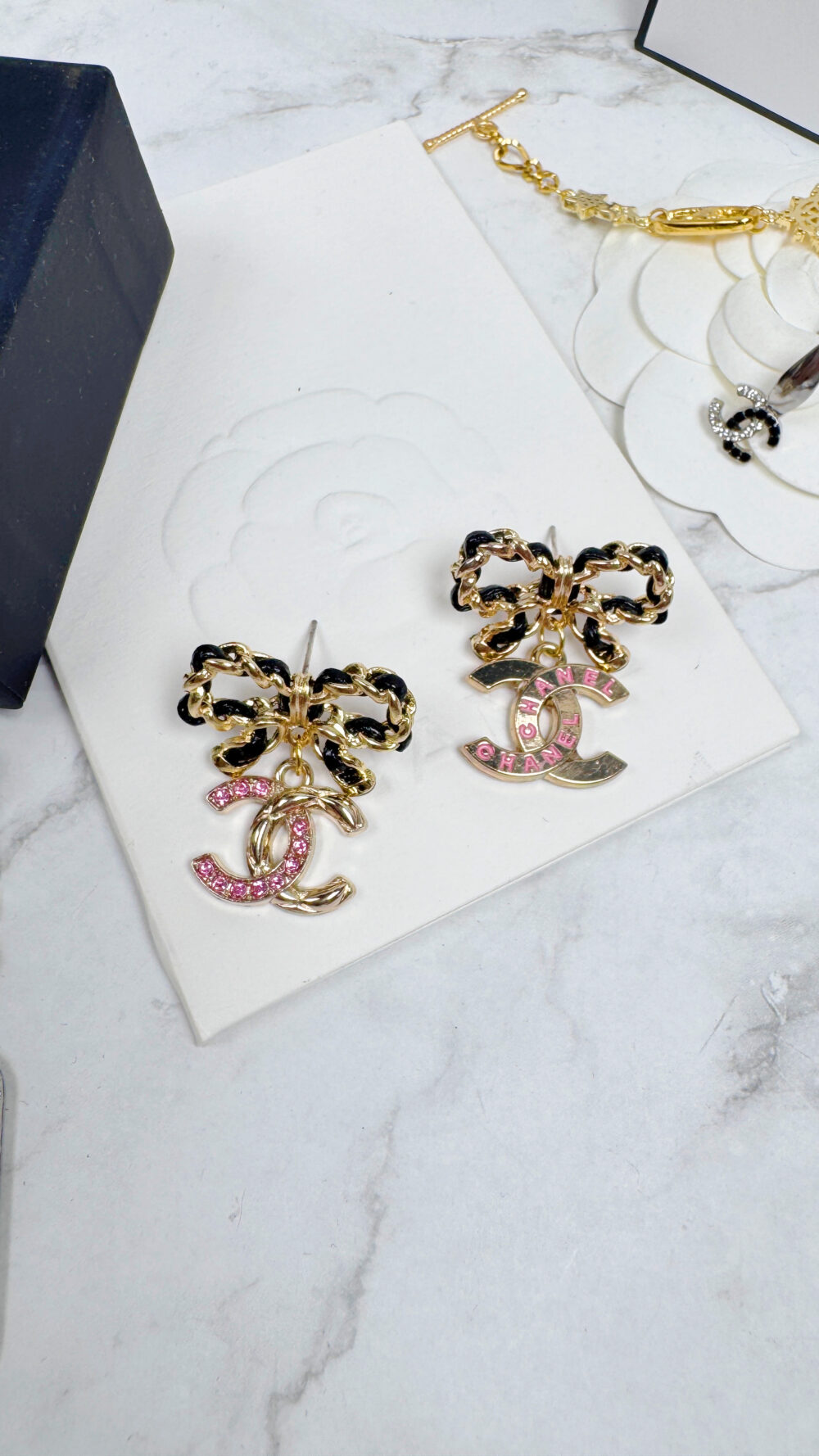 20251029_165227454_iOS 全館特價!!皮穿鍊蝴蝶結+不對稱粉色香扣