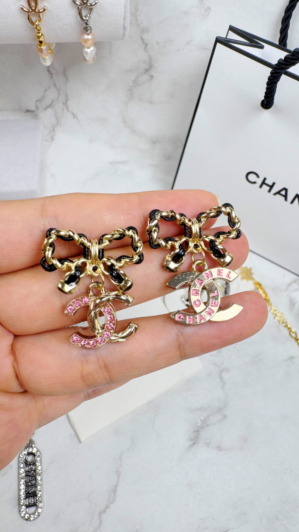 20251029_165228037_iOS 全館特價!!皮穿鍊蝴蝶結+不對稱粉色香扣