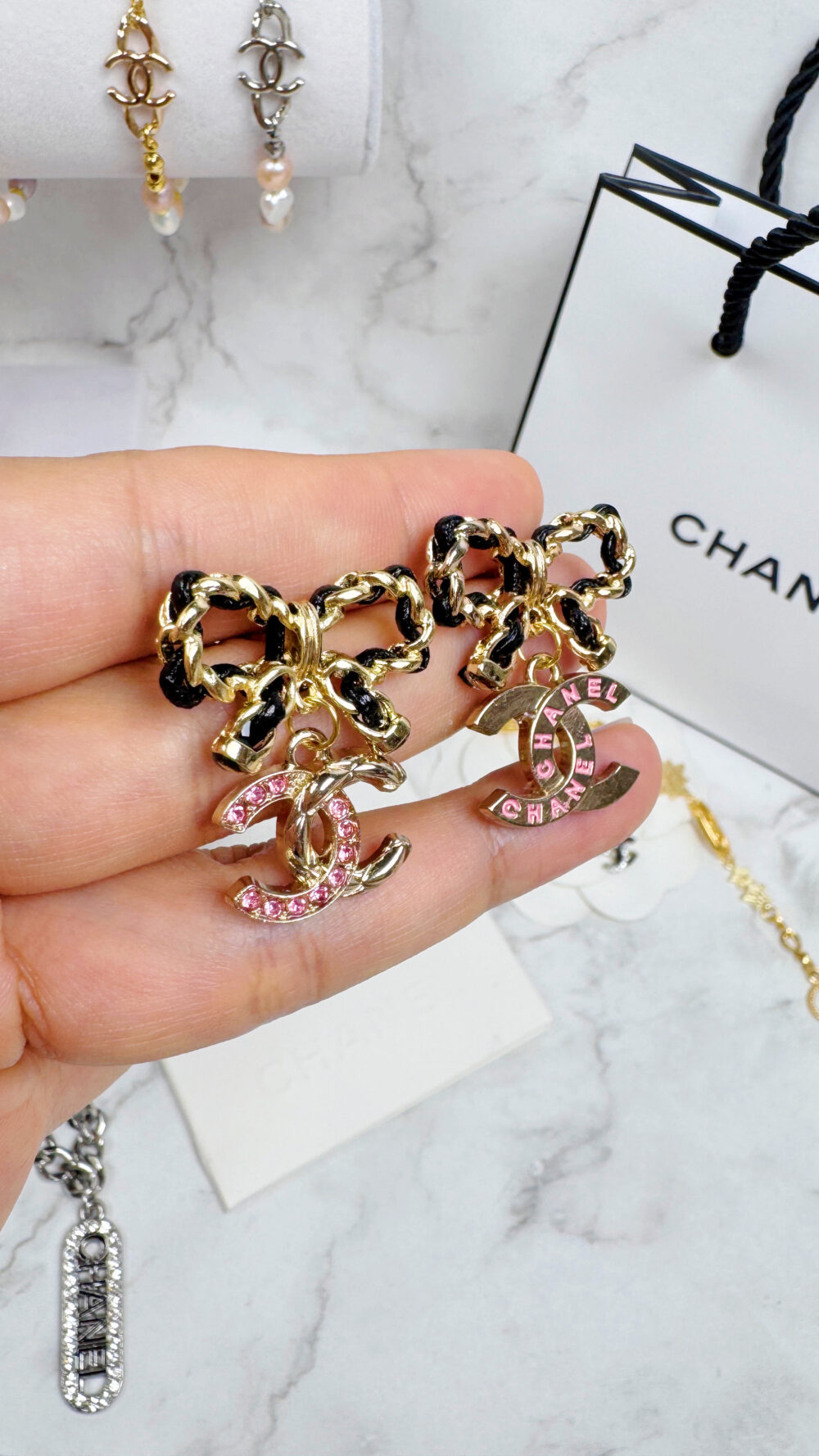 20251029_165228636_iOS 全館特價!!皮穿鍊蝴蝶結+不對稱粉色香扣