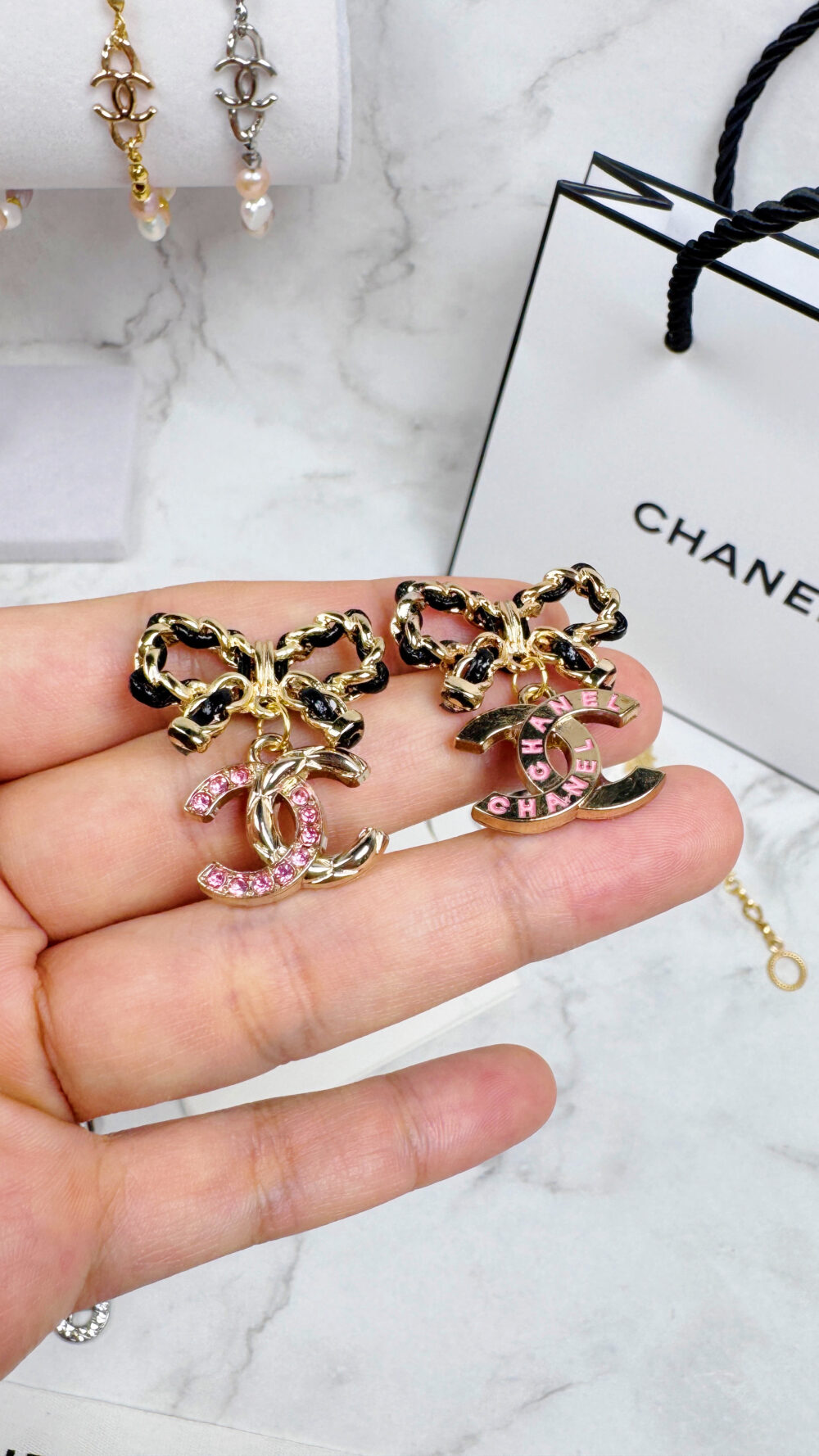 20251029_165229259_iOS 全館特價!!皮穿鍊蝴蝶結+不對稱粉色香扣