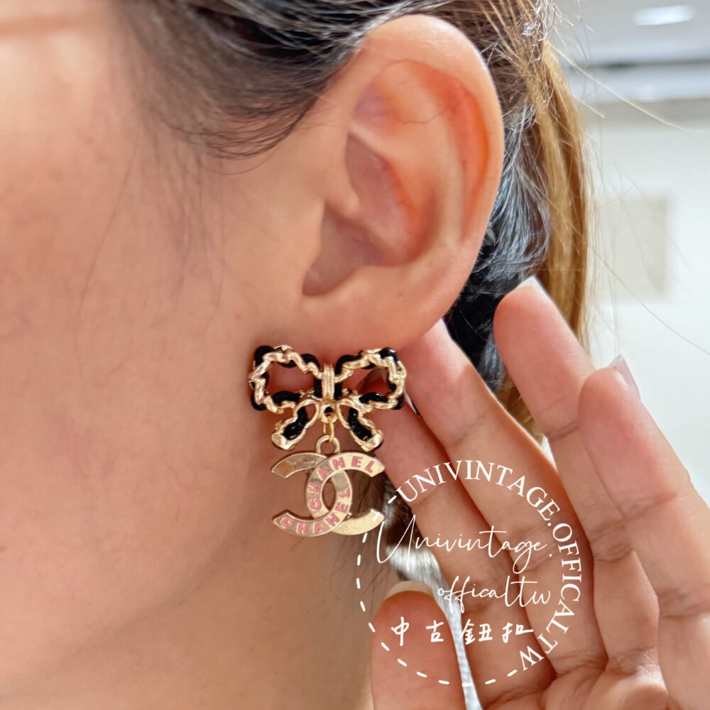 20251029_165744072_iS 全館特價!!皮穿鍊蝴蝶結+不對稱粉色香扣