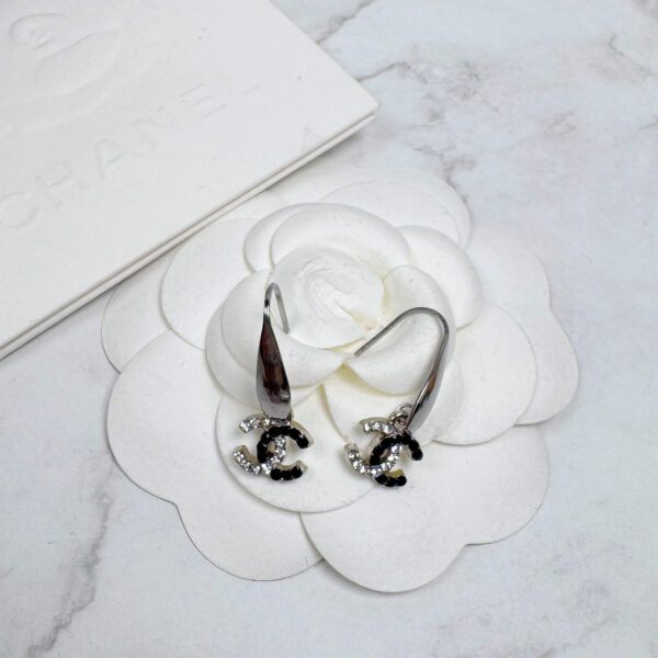 全館特價!!銀色耳勾 黑白閃鑽小香扣