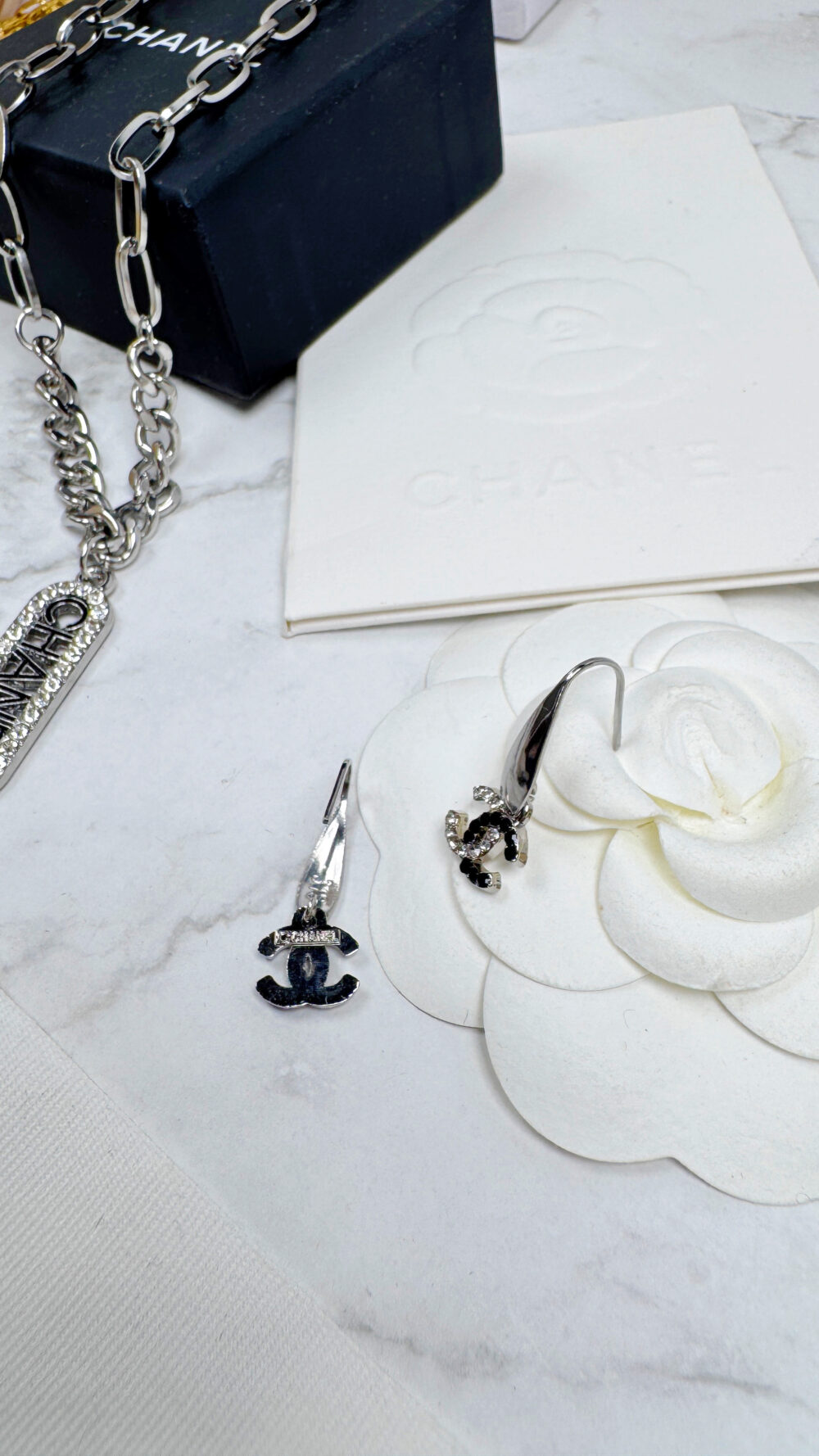 20251029_165818369_iOS 全館特價!!銀色耳勾 黑白閃鑽小香扣