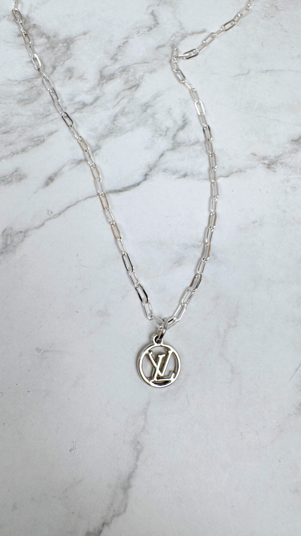 20251029_170054077_iOS 全館特價!!LV銀色小圓形+方格練