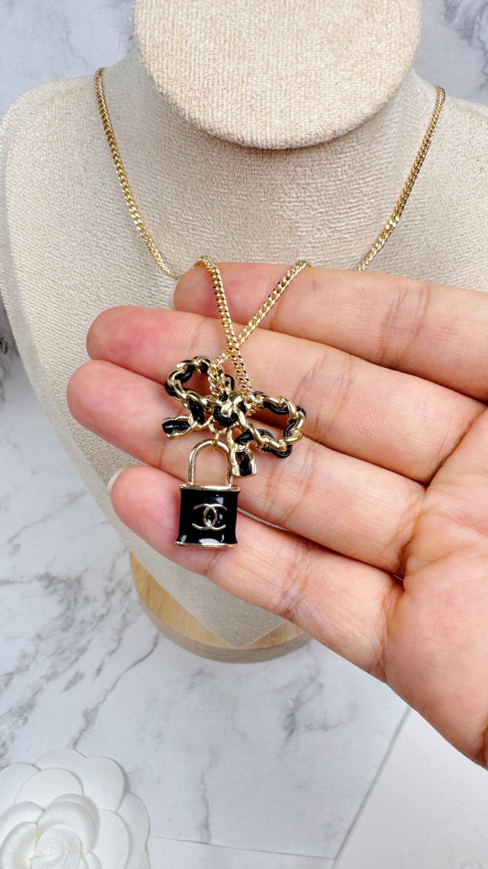 20251106_173058202_iOS 全館特價!!皮穿鍊蝴蝶結項鍊&黑色鎖頭