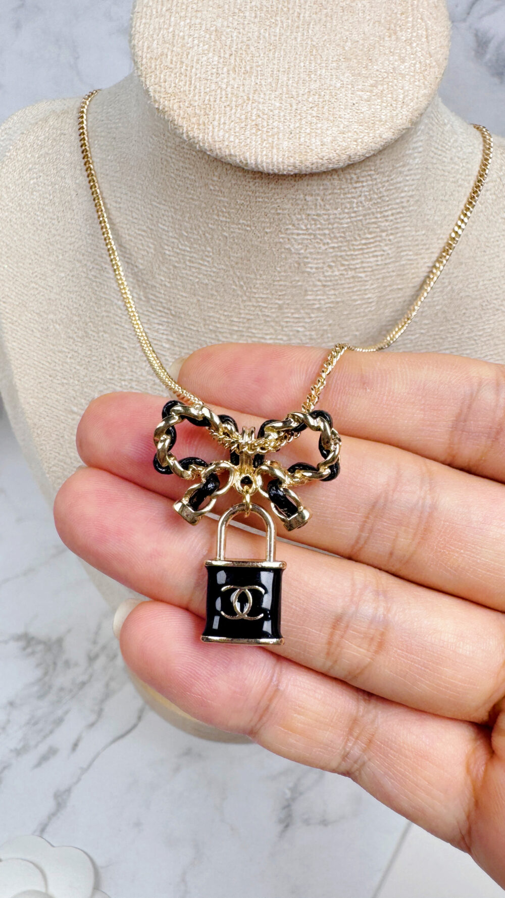 20251106_173058794_iOS 全館特價!!皮穿鍊蝴蝶結項鍊&黑色鎖頭