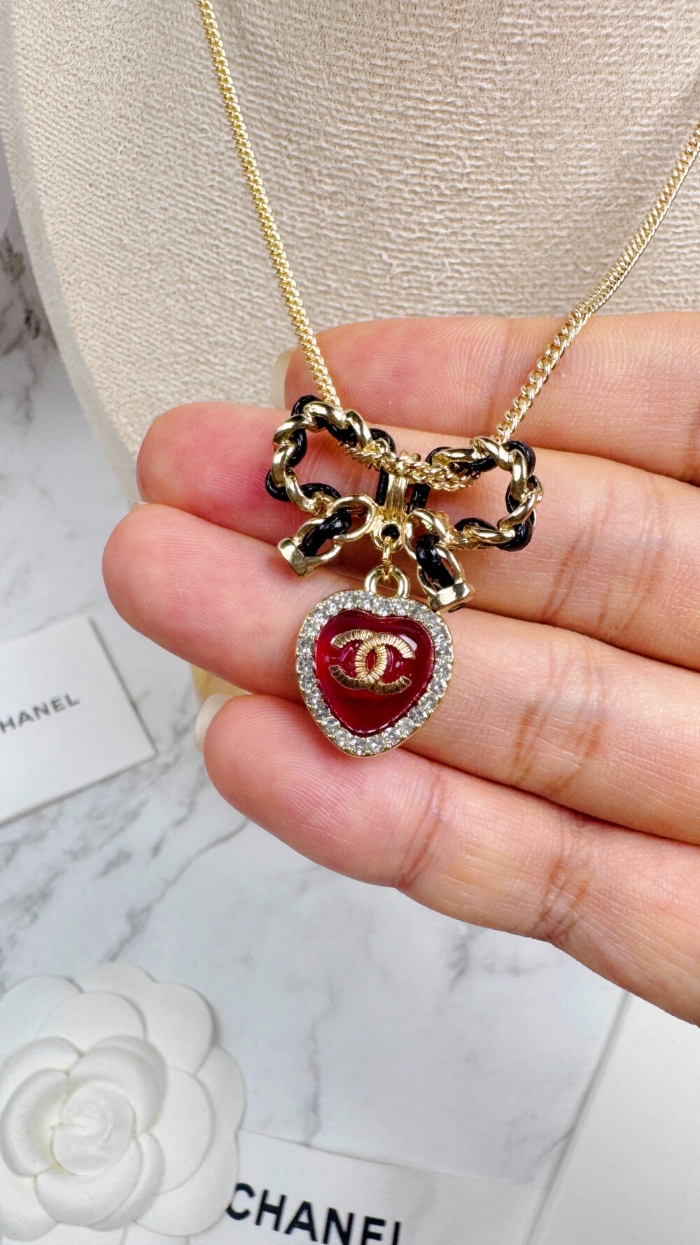 20251106_183947250_iOS 全館特價!!皮穿鍊蝴蝶結項鍊&紅色愛心