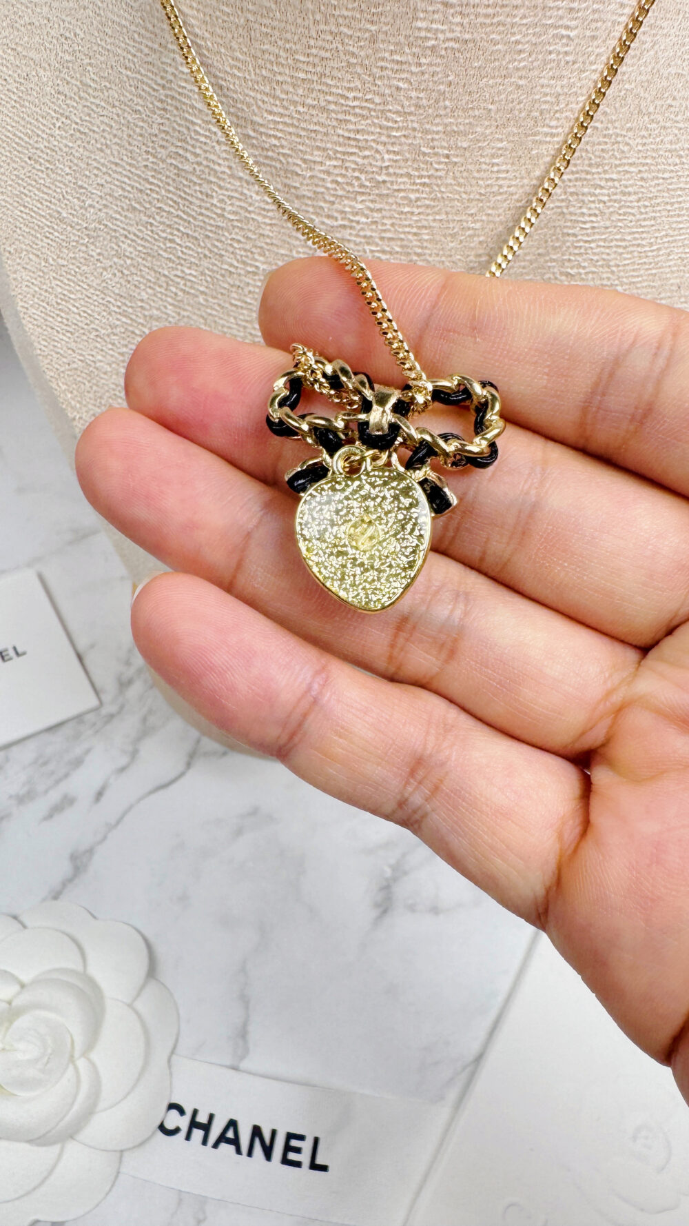 20251106_183947811_iOS 全館特價!!皮穿鍊蝴蝶結項鍊&紅色愛心