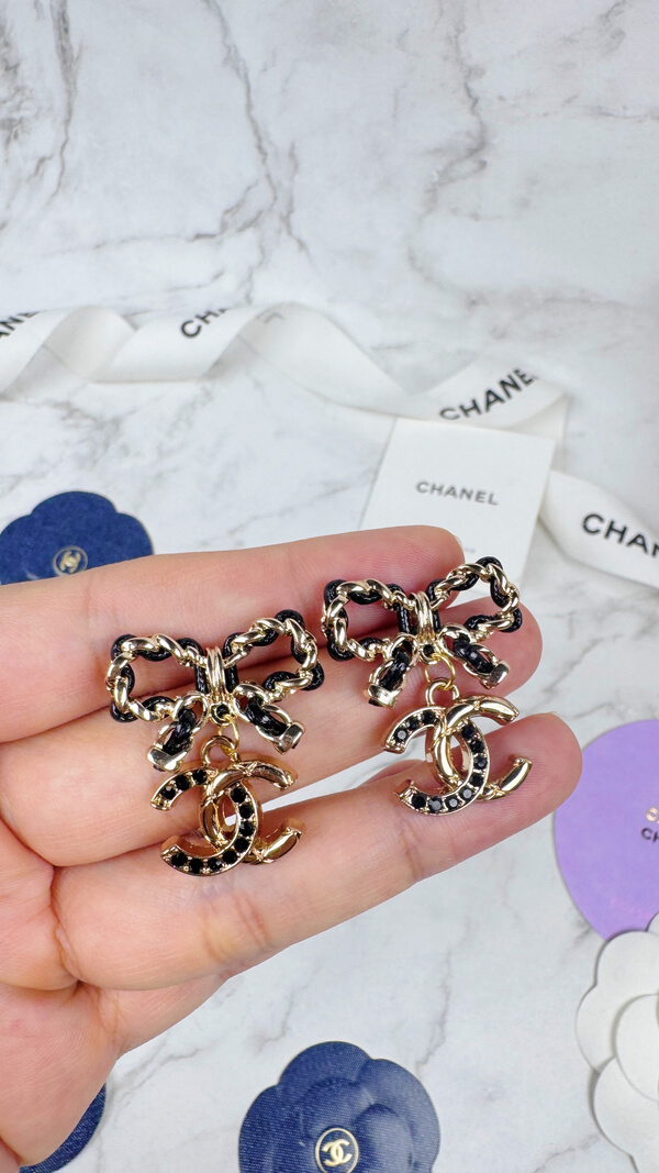 全館特價!!皮穿鍊蝴蝶結 菱格紋+黑鑽