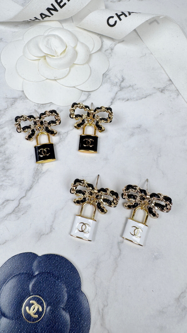 全館特價!!皮穿鍊蝴蝶結 黑/白色鎖頭