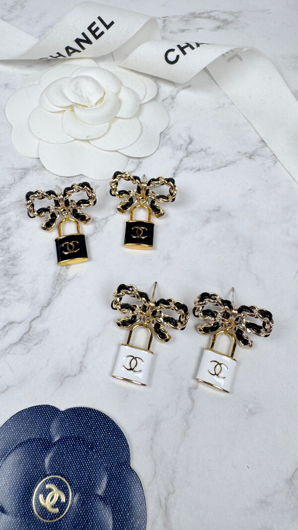 全館特價!!皮穿鍊蝴蝶結 黑/白色鎖頭