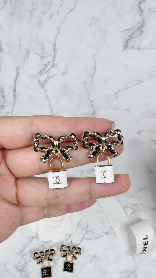 全館特價!!皮穿鍊蝴蝶結 黑/白色鎖頭