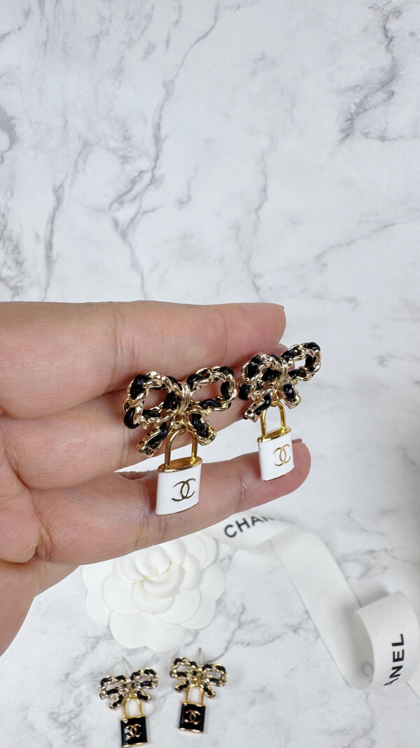 全館特價!!皮穿鍊蝴蝶結 黑/白色鎖頭