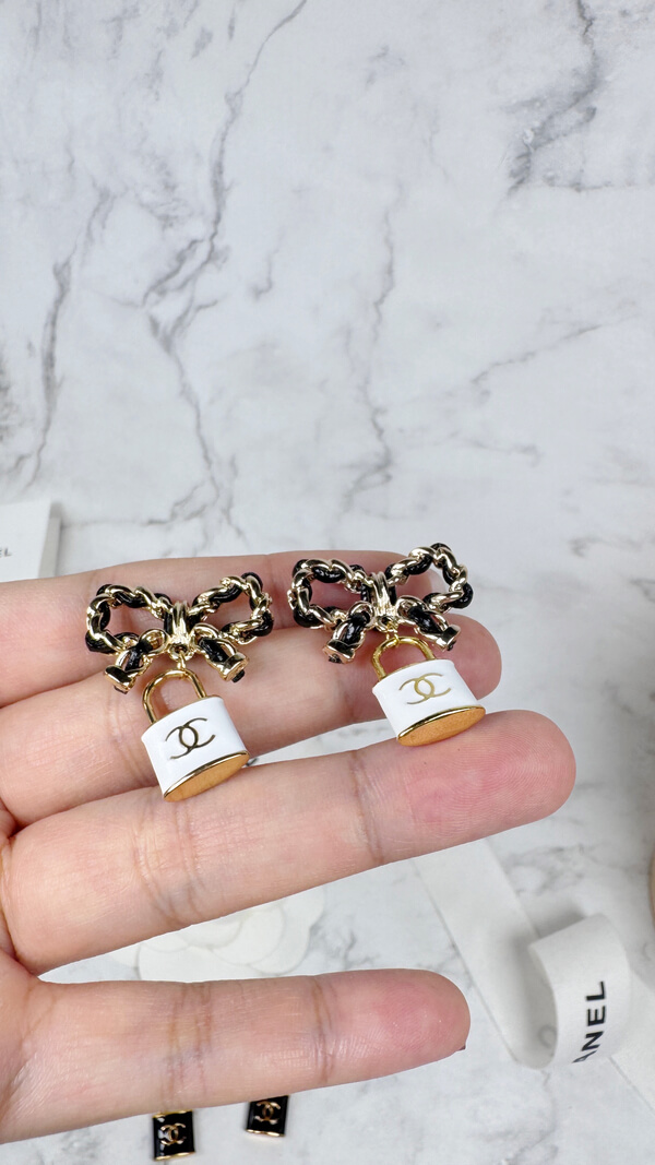 全館特價!!皮穿鍊蝴蝶結 黑/白色鎖頭