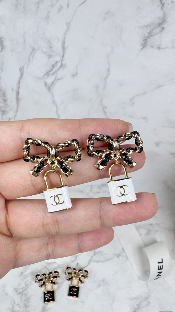 全館特價!!皮穿鍊蝴蝶結 黑/白色鎖頭