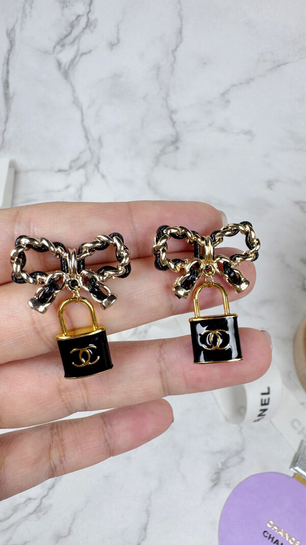 全館特價!!皮穿鍊蝴蝶結 黑/白色鎖頭