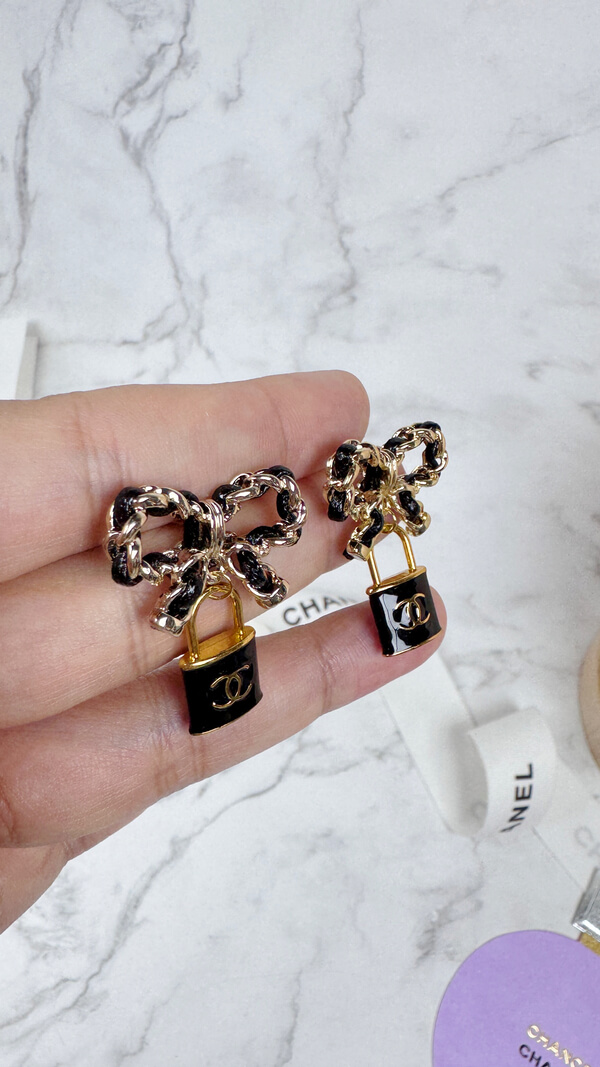 全館特價!!皮穿鍊蝴蝶結 黑/白色鎖頭