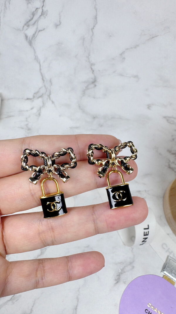 全館特價!!皮穿鍊蝴蝶結 黑/白色鎖頭