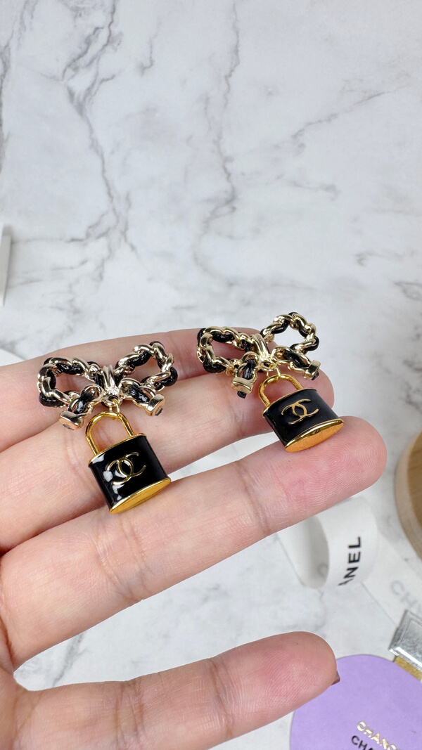 全館特價!!皮穿鍊蝴蝶結 黑/白色鎖頭