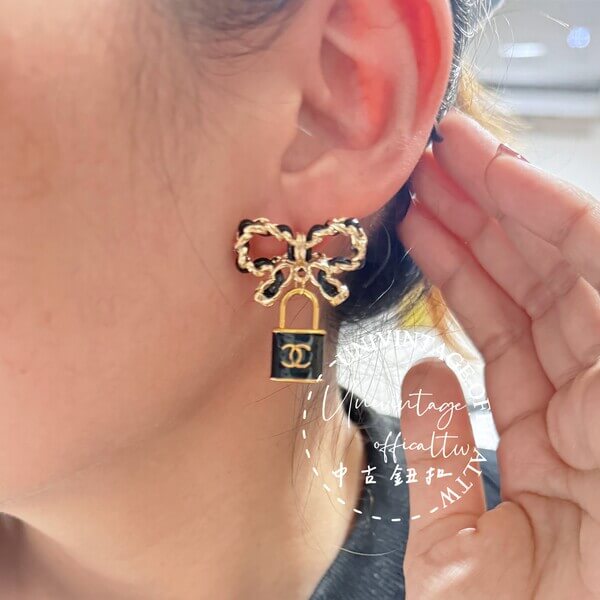 全館特價!!皮穿鍊蝴蝶結 黑/白色鎖頭