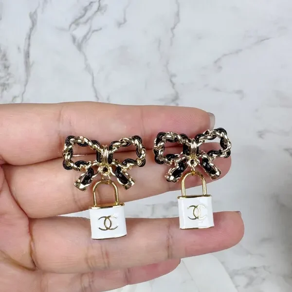 全館特價!!皮穿鍊蝴蝶結 白色鎖頭